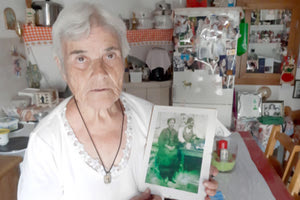 Η Ειρήνη Σταματάκη με τη φωτογραφία των γονιών της που εκτελέστηκαν στα Σκούρβουλα