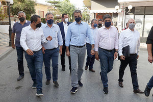 ο πρωθυπουργός Κυριάκος Μητσοτάκης, που μετέβη για αυτοψία στο επίκεντρο του σεισμού