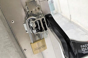 τα λουκέτα από τις πόρτες του ΠΑΓΝΗ