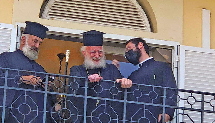 ο Αρχιεπίσκοπος Ειρηναίος βγήκε στο μπαλκόνι της μητρόπολης να καλωσορίσει τον Ιερώνυμο