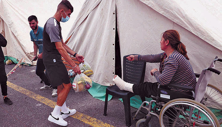   Φαν Ντάινεν και Λυμπεράκης με κατοίκους της περιοχής