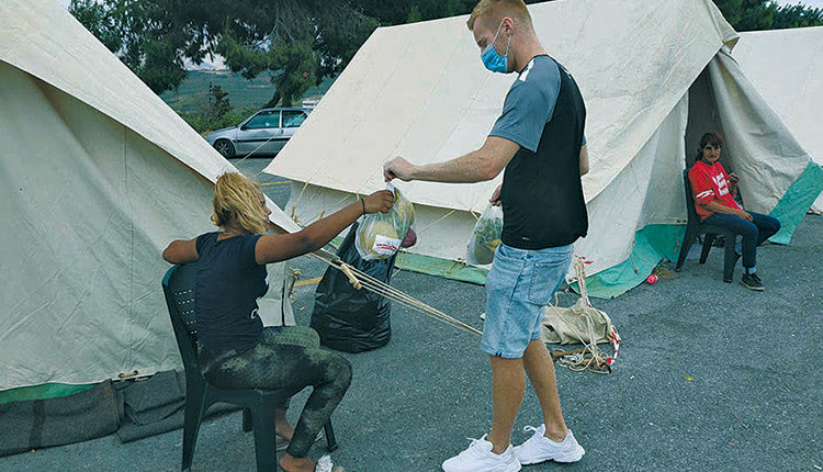   Φαν Ντάινεν και Λυμπεράκης με κατοίκους της περιοχής