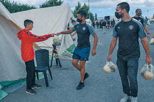 Οι παίκτες του ΟΦΗ μοίρασαν φρούτα στους σεισμόπληκτους του Αρκαλοχωρίου