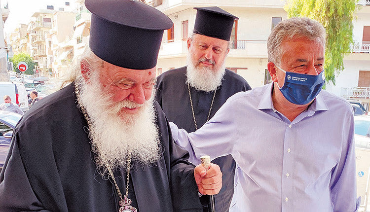 Υποδοχή Ιερώνυμου έξω από την Αρχιεπισκοπή Κρήτης