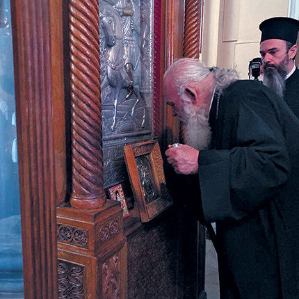 Ο κ. Ιερώνυμος προσκυνά  τον Άγιο Μηνά