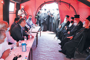 Η ενημέρωση του κ. Ιερώνυμου έγινε στη σκηνή του συντονιστικού κέντρου