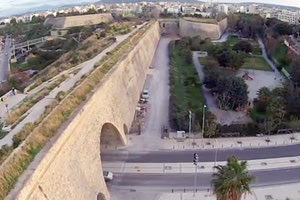 Ο σεισμός άφησε το αποτύπωμά του και στα ενετικά τείχη του Ηρακκλείου