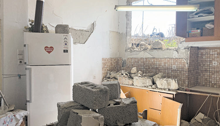 Ο σεισμός σχεδόν ισοπέδωσε το Χουμέρι. Τα πετρόκτιστα σπίτια κατέρρευσαν σαν χάρτινος πύργος. Κάποια είχαν ανακαινιστεί. Ακόμα και η εκκλησία της Παναγίας. Κάποιοι βρήκαν καταφύγιο στην αίθουσα της εκκλησίας. Εκεί διανυκτέρευσαν τα πρώτα 24ωρα.