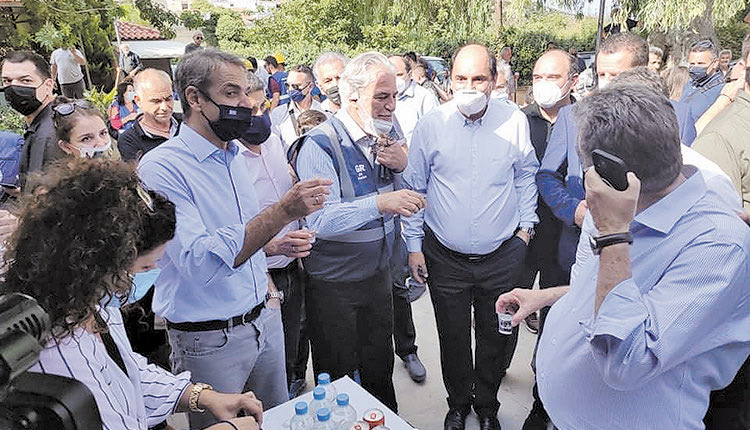 Ο πρωθυπουργός στο Χουδέτσι. Οι ρακές, ναι μεν εντάσσονται στην κρητική κουλτούρα για το καλωσόρισμα, όμως δεν σχολιάστηκαν και με τον πιο θετικό τρόπο από κάποιους, καθώς δεν είναι όλες οι ώρες και οι καταστάσεις οι ίδιες. Σε κάθε περίπτωση, αυτό που ενδιαφέρει είναι να υλοποιηθούν το συντομότερο δυνατόν οι εξαγγελίες. Ο κόσμος φοβάται, έχει χάσει την πίστη και την εμπιστοσύνη του. Ανησυχεί για το αύριο.