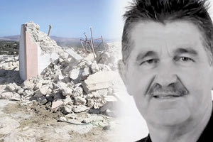 Ο σεισμός που «τσάκισε» το Αρκαλοχώρι και την ευρύτερη περιοχή, στέρησε βίαια και άδικα τη ζωή ενός πολύ αγαπητού συνανθρώπου μας, του άτυχου Ιάκωβου Τσαγκαράκη, ο οποίος καταπλακώθηκε από τα συντρίμμια της εκκλησίας του Προφήτη Ηλία. Το εμβληματικό εκκλησάκι στον λόφο δεν υπάρχει πια.