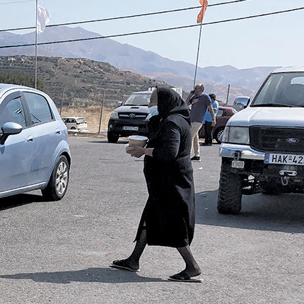Στη δύση της ζωής τους το έζησαν και αυτό, τον ξεριζωμό. Γιαγιά μόλις έχει πάρει φαγητό από το συσσίτιο στο εκθεσιακό κέντρο Αρκαλοχώρίου