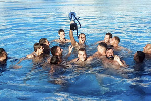 Οι παίκτες του ΝΟΑΝ με το κύπελλο