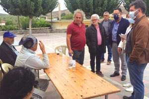 Ο Μ. Συντυχάκης συνομιλεί με τους κατοίκους