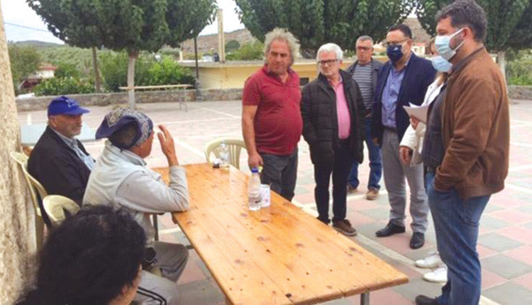 Ο Μ. Συντυχάκης συνομιλεί με τους κατοίκους
