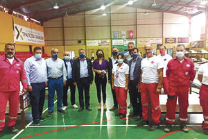 Ο κ. Αρναουτάκης στο κλειστό γυμναστήριο του Αρκαλοχωρίου με τους συνεργάτες του και εθελοντές