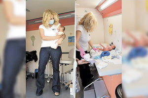 Το βρέφος στα χέρια της εθελόντριας παιδιάτρου