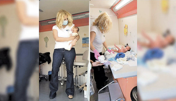 Το βρέφος στα χέρια της εθελόντριας παιδιάτρου