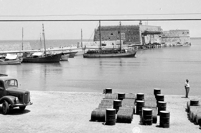 ΦΩΤΟΗΜΕΡΑΣ: Το λιμάνι του Ηρακλείου το 1960. (φωτογραφία Μ. Ναλετάκης)