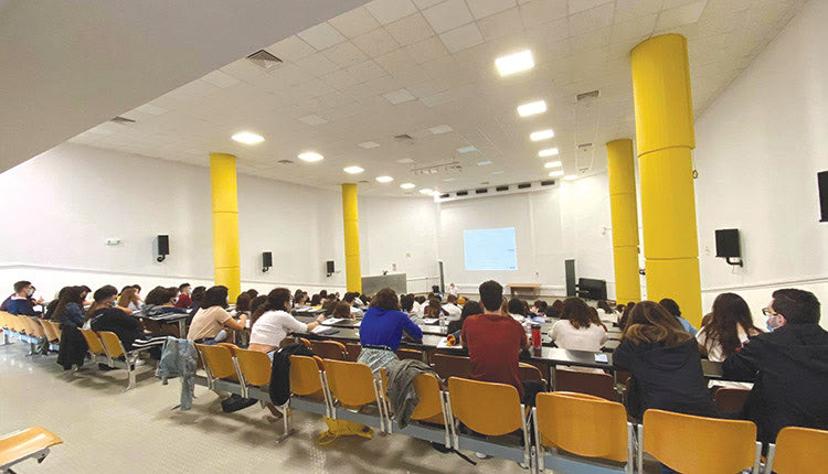 Το ΤΕΤΥ αναφέρει: «Ξεκινώντας το ταξίδι στην Επιστήμη και Τεχνολογία Υλικών: Πρώτη μέρα μαθημάτων, πρώτη διάλεξη στο μάθημα "Υλικά Ι". Καλώς ήρθατε και καλή αρχή στους νέους μας φοιτητές!»