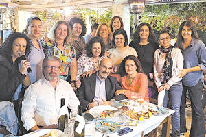 Ο κ. Δασκαλάκης περιτρυγιρίζεται από τα κορίτσια της ΓΕΗ στην προχθεσινή συνάντησή τους. Μαζί τους και ο αρχισυντάκης της «Π» Αντώνης Παπουτσάκης