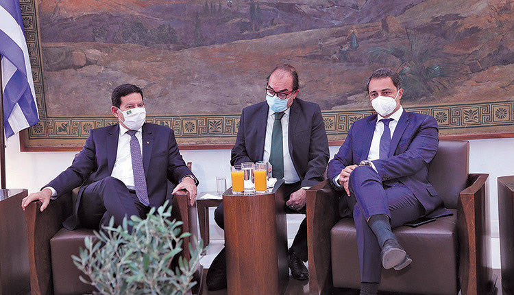 Οι πρωτοβουλίες για την αντιμετώπιση του παγκόσμιου προβλήματος της κλιματικής αλλαγής, αλλά και θέματα αμοιβαίου ενδιαφέροντος των δύο χωρών βρέθηκαν στο επίκεντρο της χθεσινής συνάντησης του προέδρου της Κοινοβουλευτικής Ομάδας Φιλίας Ελλάδας-Βραζιλίας, κ. Μάξιμου Σενετάκη, με τον αντιπρόεδρο της Βραζιλίας, κ. Hamilton Martins Mourão, ο οποίος επισκέφθηκε τη Βουλή των Ελλήνων.