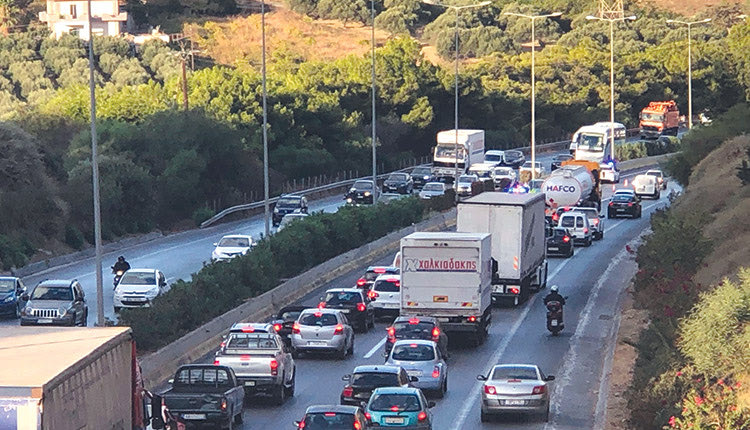 Το κυκλοφοριακό κομφούζιο έπιασε και τους δύο κλάδους κυκλοφορίας