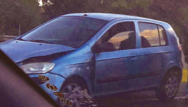 Το αυτοκίνητο που έπεσε στις προστατευτικές μπάρες