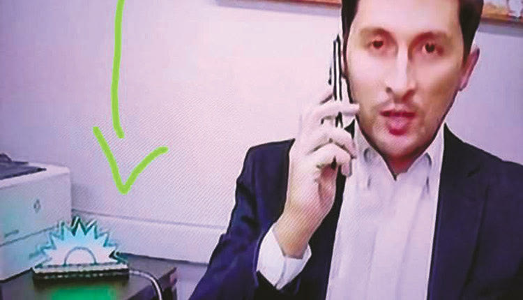 Τι είναι αυτό δίπλα στον Χρηστίδη του ΠΑΣΟΚ