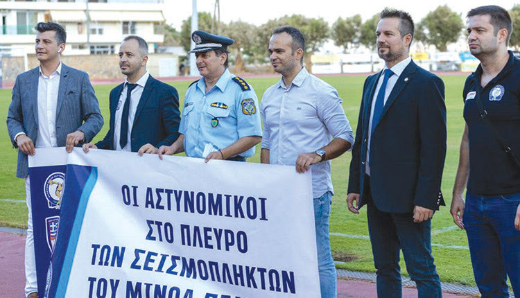 Στο πλευρό των σεισμόπληκτων οι αστυνομικοί