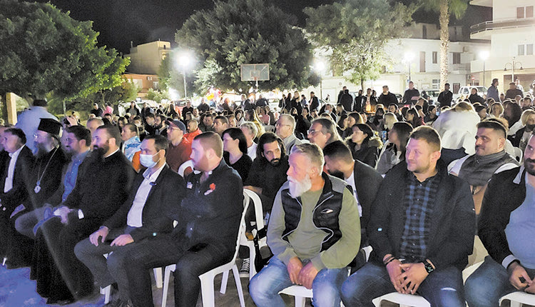 Μαζική προσέλευση στην κεντρική πλατεία του Γαζίου