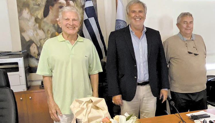 Ο δήμαρχός της κ. Γιώργος Ζερβάκης, σε μια σε σεμνή και συγκινητική τελετή που έγινε χθες στην αίθουσα του Δημοτικού Συμβουλίου του Δήμου, τίμησε δυο διακεκριμένους φιλέλληνες και αληθινούς φίλους της Κρήτης και ιδίως της περιοχής.  Τον Γάλλο Jean-Pierre Destelle, δισέγγονο του Γάλλου αντισυνταγματάρχη και ναυάρχου Emile-Honore Destelle, του στρατιωτικού αξιωματούχου που εκείνη την ταραγμένη περίοδο της διεθνούς κατοχής στην Κρήτη, από το 1897-1898, κρατούσε προσωπικά ημερολόγια τα οποία διασώθηκαν χάρη στην πρόνοια του ως άνω δισέγγονου του.