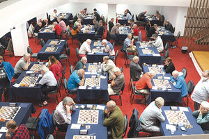 Σκακιστές που συμμετέχουν στο διεθνές τουρνουά στο Fodele Beach