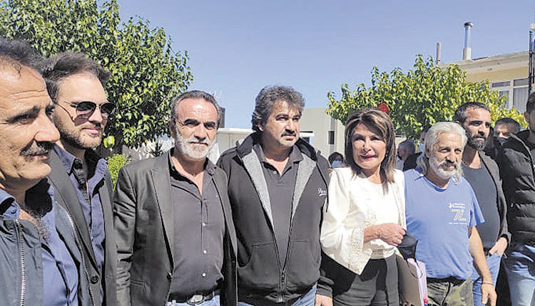 Η κ. Αγγελοπούλου - Δασκαλάκη μετά την παρουσία της στο Δημαρχείο και… συζήτηση με τον δήμαρχο Ανωγείων, Σωκράτη Κεφαλογιάννη, παρουσία του πρώην υφυπουργού κ. Γ. Κεφαλογιάννη την κατάθεση στεφάνου στο Ηρώο στο Αρμί και την επίσκεψη στον Σκακιστικό Όμιλο, είχε συνάντηση με φορείς στην πλατεία Μεϊντάνι.