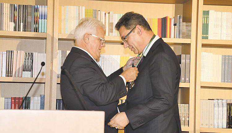 CEO της Pfizer Αλμπερτ Μπουρλά