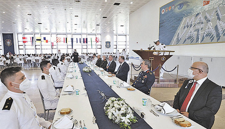 Μιλώντας σε τελετή για την έναρξη του νέου ακαδημαϊκού έτους στη Ναυτική Ακαδημία της Κωνσταντινούπολης, παρουσία των αρχηγών χερσαίων δυνάμεων, ναυτικού και αεροπορίας, ο Ακάρ κατηγόρησε πολιτικά πρόσωπα στην Ελλάδα