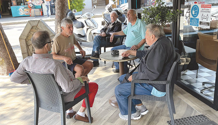 Ποδοσφαιρική συζήτηση στον φιλόξενο χώρο του κουρείου Bro Barbers του πρώην παράγοντα του Δαιδάλου Γιάννη Καλοτεράκη. Μυριοκεφαλιτάκης, Τσακίρογλου θυμούνται τα παλιά αλλά και σχολιάζουν το τώρα στο ελληνικό ποδόσφαιρο