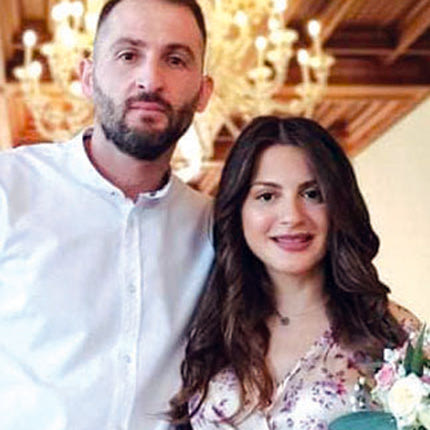 ο Αγγελος Καστελλιανάκης, ο οποίος προχώρησε σε πολιτικό γάμο με την καλή του Ελένη Χρονοπούλου