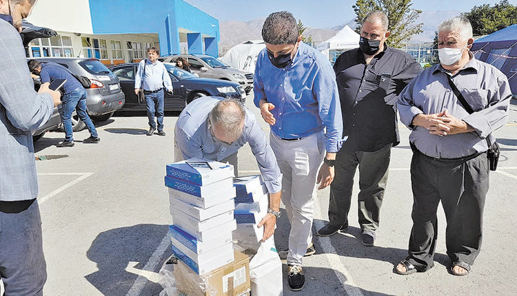 Τριάντα τάμπλετ παραδόθηκαν στους πληγέντες προκειμένου να προχωρήσουν ηλεκτρονικά τις αιτήσεις τους 