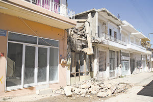 Με ταχείς ρυθμούς προχωρούν οι κατεδαφίσεις των ετοιμόρροπων κτισμάτων