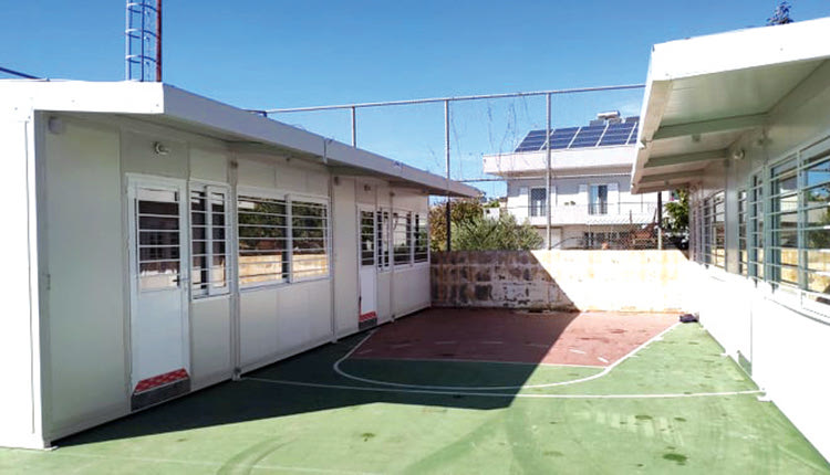 Οι πρώτοι οικίσκοι τοποθετούνται στο Κολυμβητήριο Αρκαλοχωρίου για να ξεκινήσουν τα μαθήματα για τα δημοτικά σχολεία