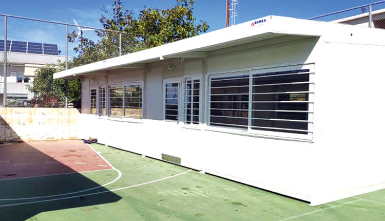 Το βράδυ της Πέμπτης έφτασαν οι αίθουσες που θα φιλοξενήσουν τους μαθητές του Δημοτικού Θραψανού