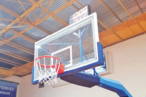 Το σπασμένο ταμπλό της μπασκέτας του Κλειστού Λίντο