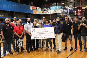 Η οικογένεια του Βασίλη Παδουβά και παράγοντες του ΟΦΗ και όχι μόνο στο τέλος του τουρνουά με την επιταγή για τους σεισμόπληκτους