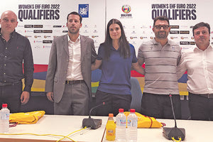 Η Κεπεσίδου με τον προπονητή της και παράγοντες στη συνέντευξη Τύπου