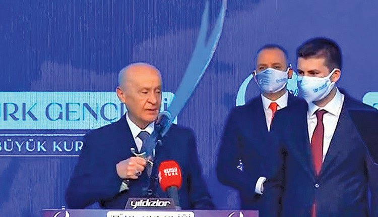 Αυτοί ήταν πάντα, τώρα θα αλλάξουν; Μήνυμα με... γιαταγάνι, ειδικά κατά των ΗΠΑ που εξετάζουν να κατατάξουν τους Γκρίζους Λύκους στη λίστα με τις τρομοκρατικές οργανώσεις, έστειλε ο Ντεβλέτ Μπαχτσελί απευθυνόμενος σε νέους που ανήκουν σε Γκρίζους Λύκους και εθνικιστές.