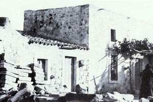 ΦΩΤΟΗΜΕΡΑΣ: Στη Μεγάλη Βρύση τυπικό κρητικό σπίτι. Μάλλον 1910.