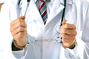 Έξι μήνες φυλάκισης και ειδική βοήθεια στον γιατρό με τα κατεβασμένα παντελόνια