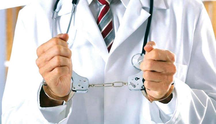 Έξι μήνες φυλάκισης και ειδική βοήθεια στον γιατρό με τα κατεβασμένα παντελόνια