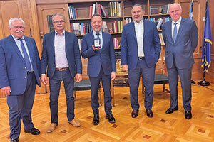 ΣΥΝΑΝΤΗΣΗ Γ. ΚΟΥΡΑΚΗ -Γ. ΜΑΛΑΝΔΡΑΚΗ ΜΕ ΤΟΝ ΔΙΟΙΚΗΤΗ ΤΗΣ ΤτΕ Γ. ΣΤΟΥΡΝΑΡΑ Αργυρό συλλεκτικό νόμισμα για τα 80 χρόνια της Μάχης της Κρήτης