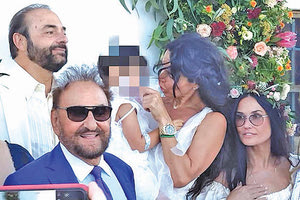 Ήταν Ιούλιος όταν η λαμπερή σταρ του Χόλυγουντ βάφτιζε τη μικρή Αριάδνη-Ζωή στο εκκλησάκι που χθες έπεσε σαν χάρτινος πύργος!